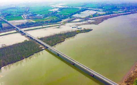 连淮扬镇铁路扬州段铺轨施工成功跨越夹江大桥